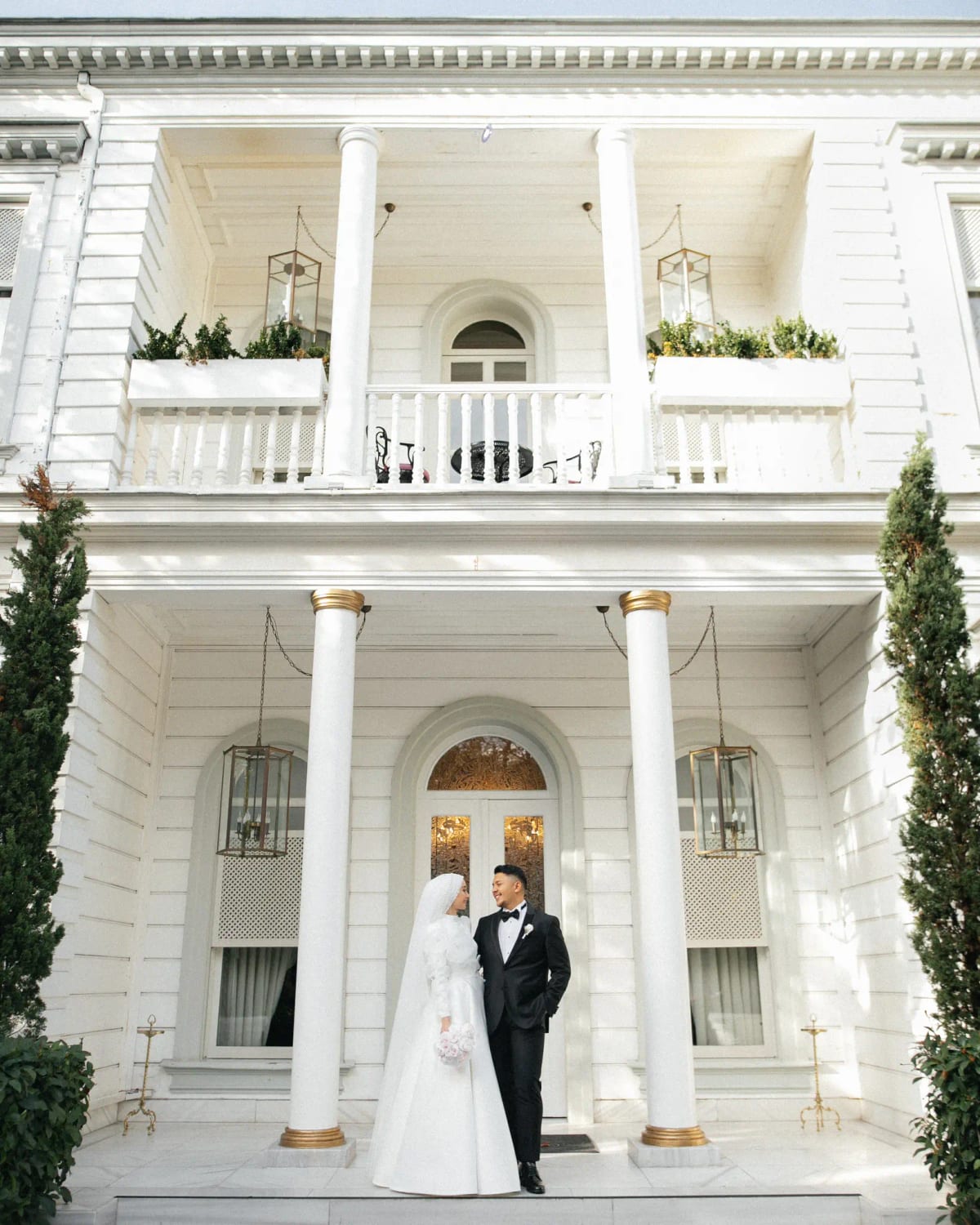 Bosphorus Palace Hotel — yalının sütunlu girişinde gelin ve damat