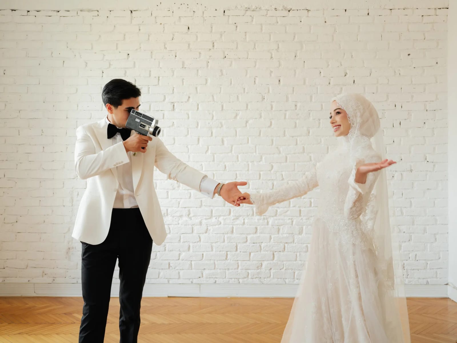 Vintage film kamerasıyla gelini çeken damat — film paketi