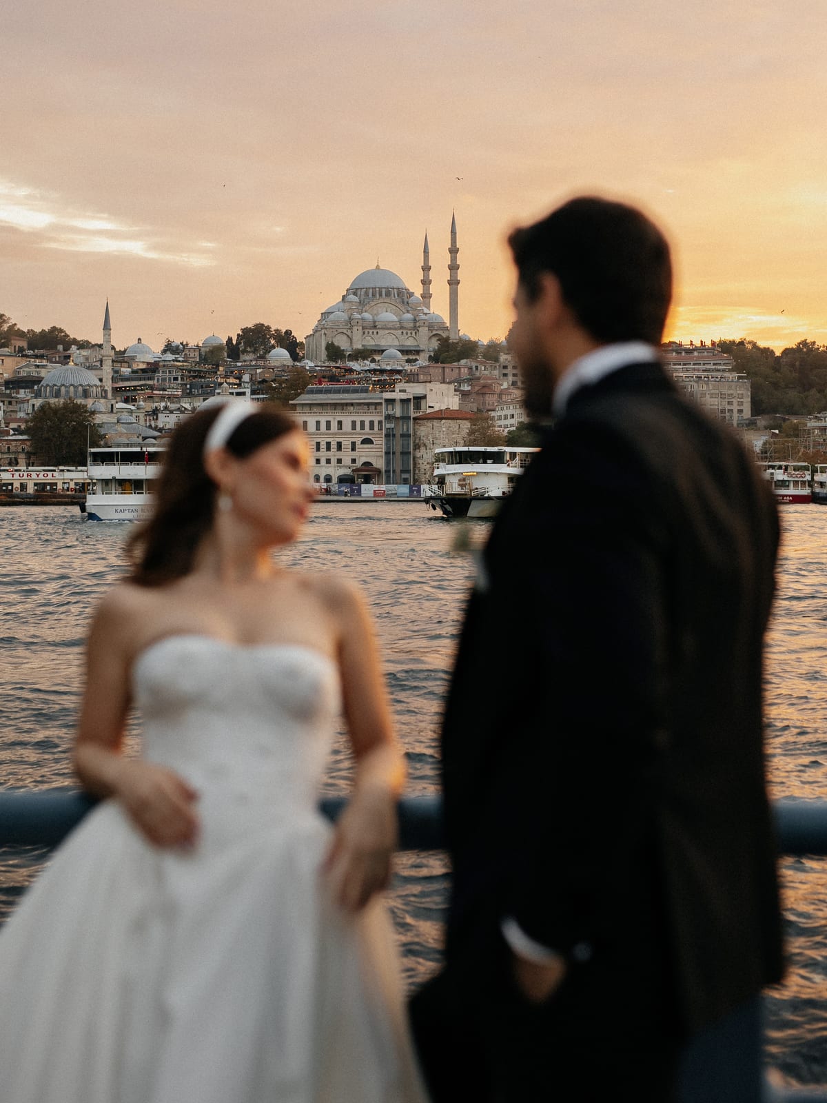 Gün batımında Süleymaniye Camii ve Boğaz manzarasıyla gelin ve damat — İstanbul sokakları fotoğraf paketi
