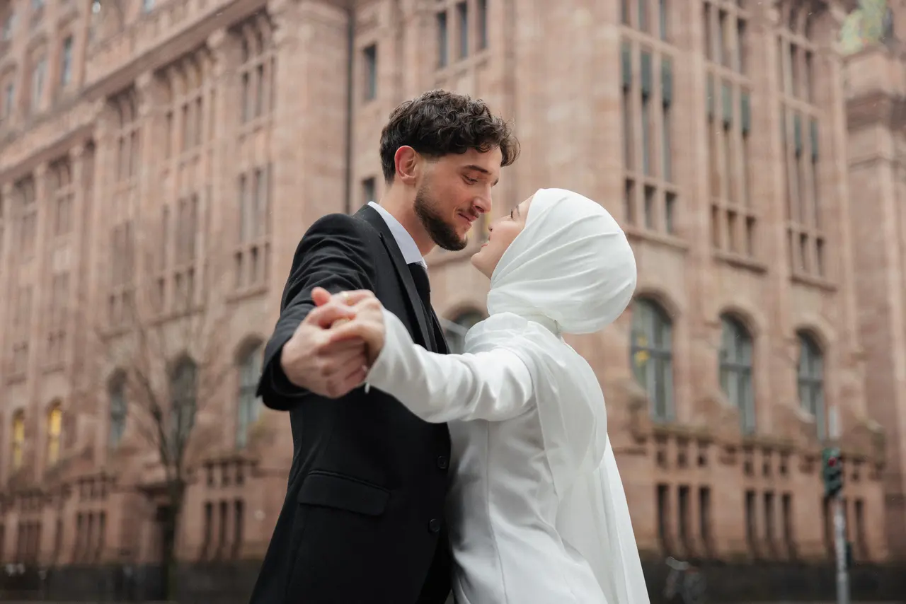 Dilara & Mert, Düsseldorf dış çekimi — kare 5