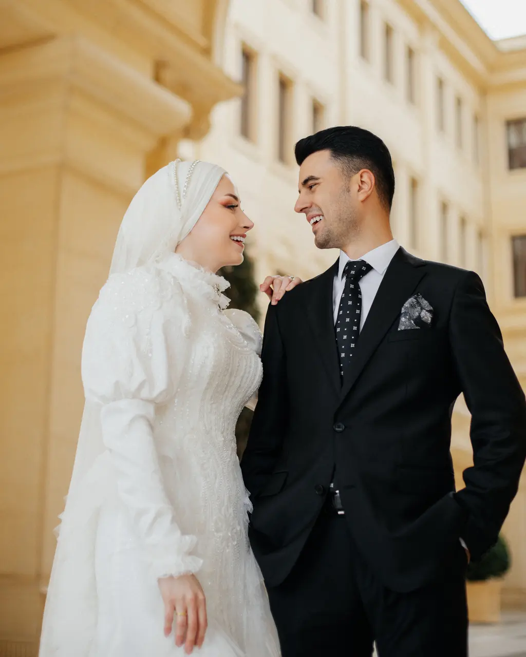 Duygu & Berkay, Büyükçekmece Belediye Binası dış çekimi — kare 9