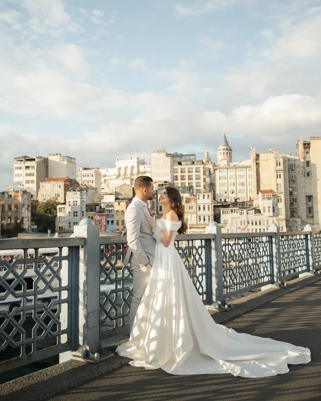 Mira & Ameen, İstanbul dış çekimi — kare 3
