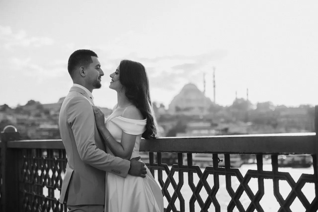 Mira & Ameen, İstanbul dış çekimi — kare 6