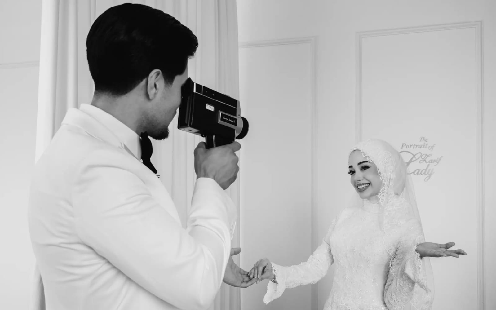 Vintage film kamerasıyla gelini çeken damat — fotoğraf mı video mu